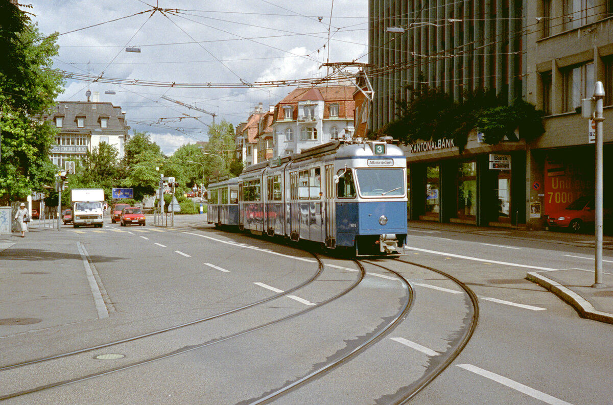 Zürich VBZ Tramlinie 3 (SWS/BBC/SAAS-Be 4/6 1674, Bj. 1968) Witikonerstrasse / Klusplatz am 26. Juli 1993. - Scan eines Farbnegativs. Film: Kodak Gold 200-3. Kamera: Minolta XG-1.