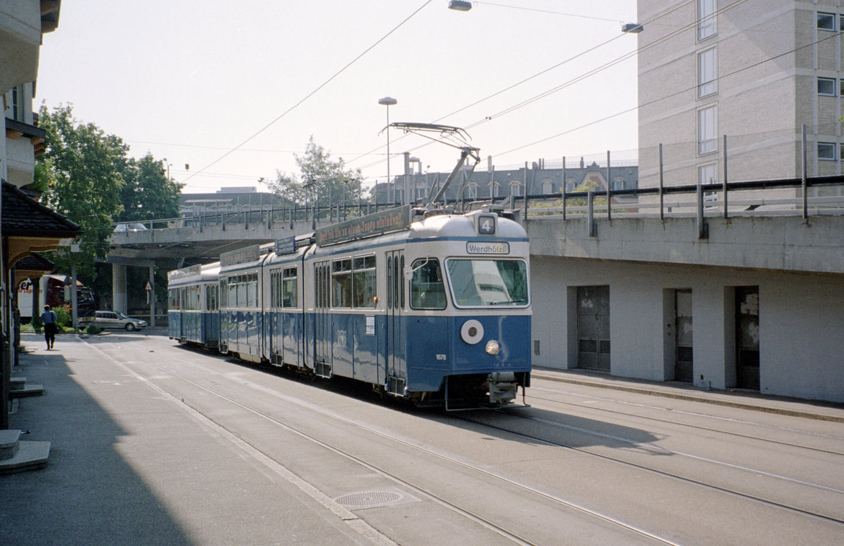 Zürich VBZ Tramlinie 4 (SIG/MFO/SAAS Be 4/6 1678 (Bj. 1967)) Hardturmstrasse / Escher-Wyss-Platz am 27. Juli 2006. - Scan eines Farbnegativs. Film: Kodak FB 200-6. Kamera: Leica C2.