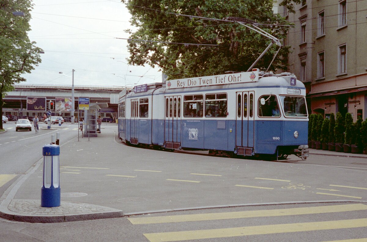 Zürich VBZ Tramlinie 4 (SIG/MFO/SAAS-Be 4/6 1690, Bj. 1968) Sihlquai / Limmatstrasse am 26. Juli 1993. - Scan eines Farbnegativs. Film: Kodak Gold 200-3. Kamera: Minolta XG-1.