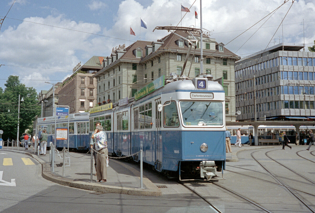 Zürich VBZ Tramlinie 4 (SIG/MFO/SAAS-Be 4/6 1685, Bj. 1968) Central am 26. Juli 1993. - Scan eines Farbnegativs. Film: Kodak Gold 200-3. Kamera: Minolta XG-1.