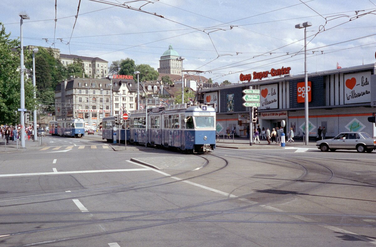 Zürich VBZ Tramlinie 4 (SWS/BBC/SAAS-Be 4/6 1672, Bj. 1968) Bahnhofbrücke / Bahnhofquai am 26. Juli 1993. - Scan eines Farbnegativs. Film: Kodak Gold 200-3. Kamera: Minolta XG-1.
