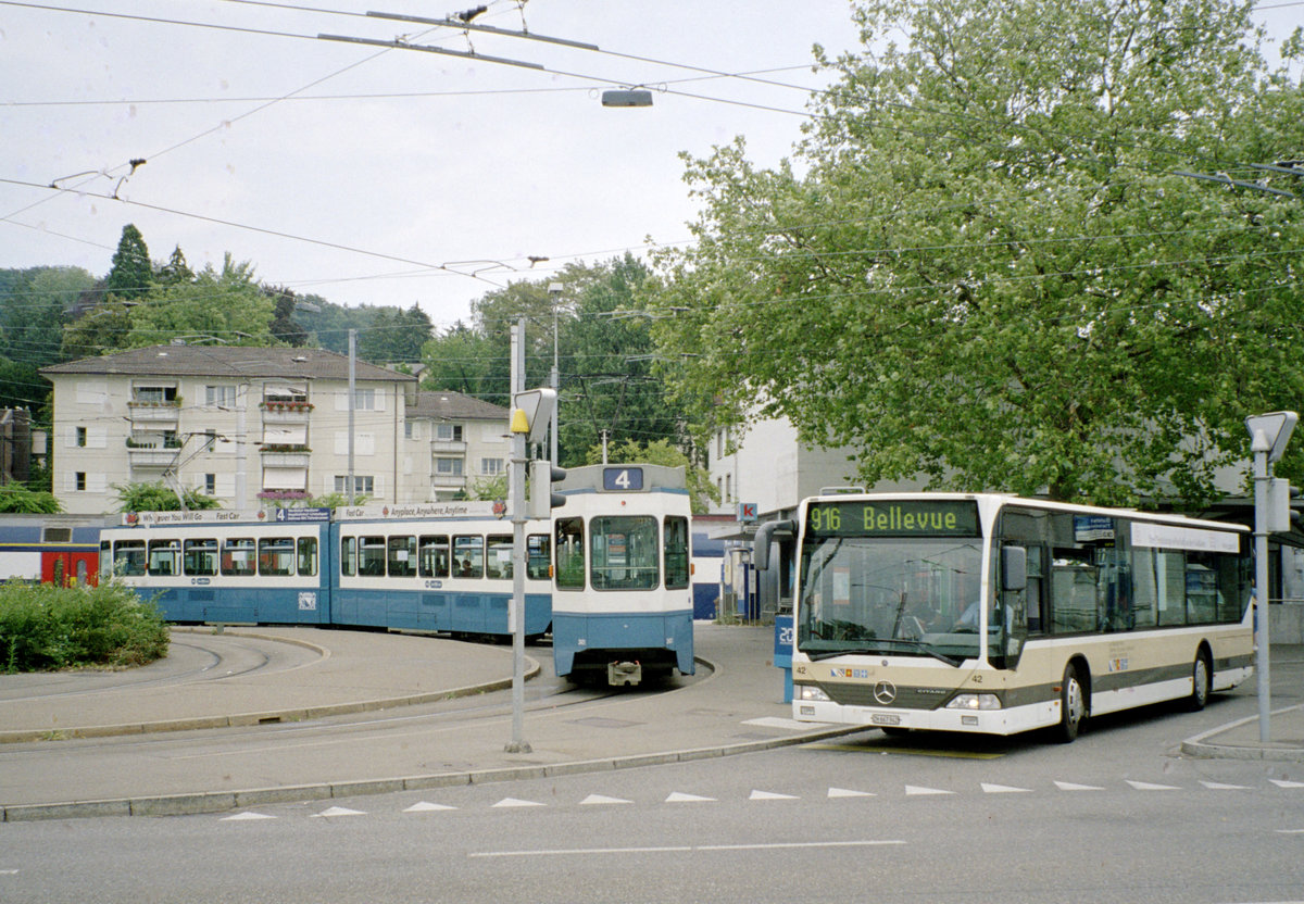 Zürich VBZ Tramlinie 4 (SWS/SWP/BBC Be 2/4 2401 + ein Be 4/6 des Typs  Tram 2000 ) Endst. Tiefenbrunnen am 26. Juli 2006. - Am Bahnhof Tiefenbrunnen können Fahrgäste aus einem öffentlichen Verkehrsmittel in ein anderes recht unproblematisch umsteigen. - Scan eines Farbnegativs. Film: Kodak Gold 200-6. Kamera: Leica C2. 