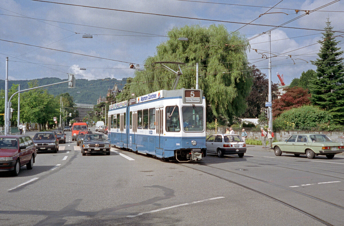 Zürich VBZ Tramlinie 5 (SWP/SIG/ABB-Be 4/6 2100, Bj. 1991) General-Guisan-Quai / Bahnhofstrasse am 26. Juli 1993. - Scan eines Farbnegativs. Film: Kodak Gold 200-3. Kamera: Minolta XG-1.