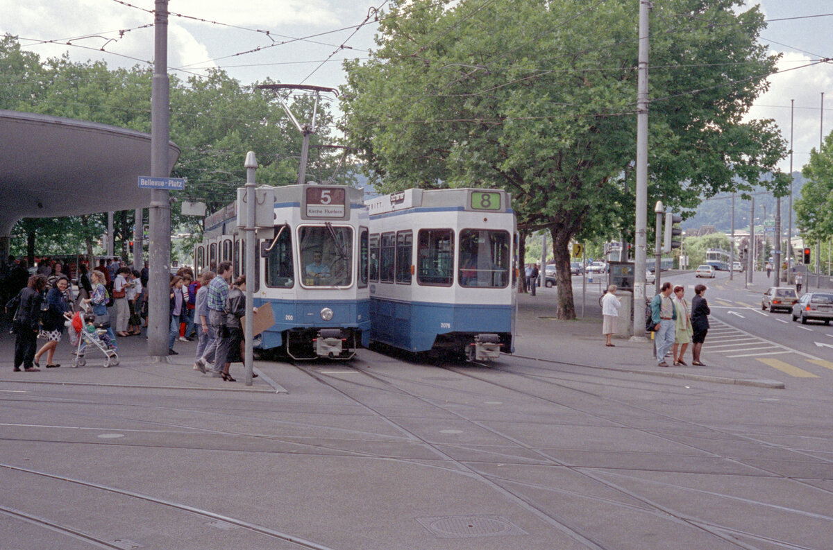 Zürich VBZ Tramlinie 5 (SWP/SIG/ABB-Be 4/6 2100, Bj. 1991) / Tramlinie 8 (SWP/SIG/BBC-Be 4/6 2076, Bj. 1986) Bellevueplatz (Hst. Bellevue) am 26. Juli 1993. - Scan eines Farbnegativs. Film: Kodak Gold 200-3. Kamera: Minolta XG-1.