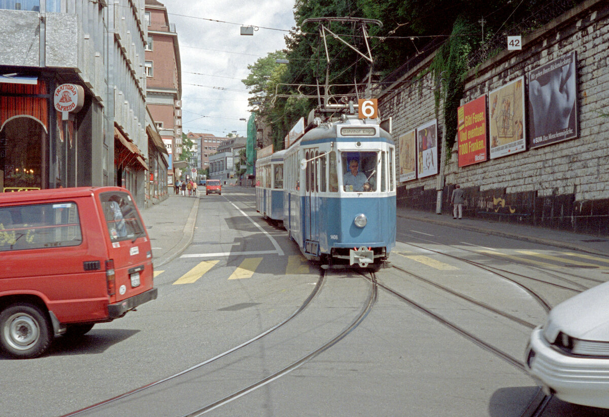 Zürich VBZ Tramlinie 6 (SWS/MFO-Be 4/4 1406 (Bj. 1951) mit einem Anhänger des Typs SIG-B) Weinbergstrasse / Central am 26. Juli 1993. - Kommentar zur Bildgestaltung: Der Zweck vieler meiner Bilder ist, das Hauptmotiv, in diesem Fall die Straßenbahn, in seinem Ambiente zu zeigen. Das kann ab und zu zur Folge haben, dass das Resultat nicht eben so wird, wie man geplant hatte. Der Betrachter eines Straßenbahnbildes kann wahrscheinlich oft nicht sehen, dass sich der Fotograf nicht selten  drehen und wenden  (und oft auch lange Zeit anwenden) muss, wenn er sich in verkehrsreicheren Gegenden ein verwendbares Bild sichern möchte. Mit einer analogen Kamera war es noch schwieriger (und viel teurer), ein gewünschtes Motiv zu knipsen, als mit einem digitalen Fotoapparat. - Scan eines Farbnegativs. Film: Kodak Gold 200-3. Kamera: Minolta XG-1. 