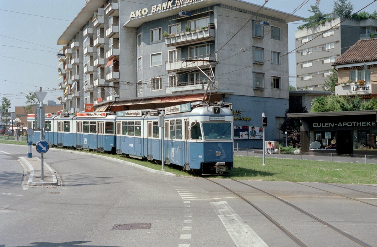 Zürich VBZ Tramlinie 7 (Be 4/6 1654 + 1698 (SIG/MFO/SAAS 1967 bzw. 1969) Schwamendingen, Schwamendingerplatz Anfang August 1986. - Scan eines Farbnegativs. Film: Kodak GA 100. Kamera: Minolta XG-1. 