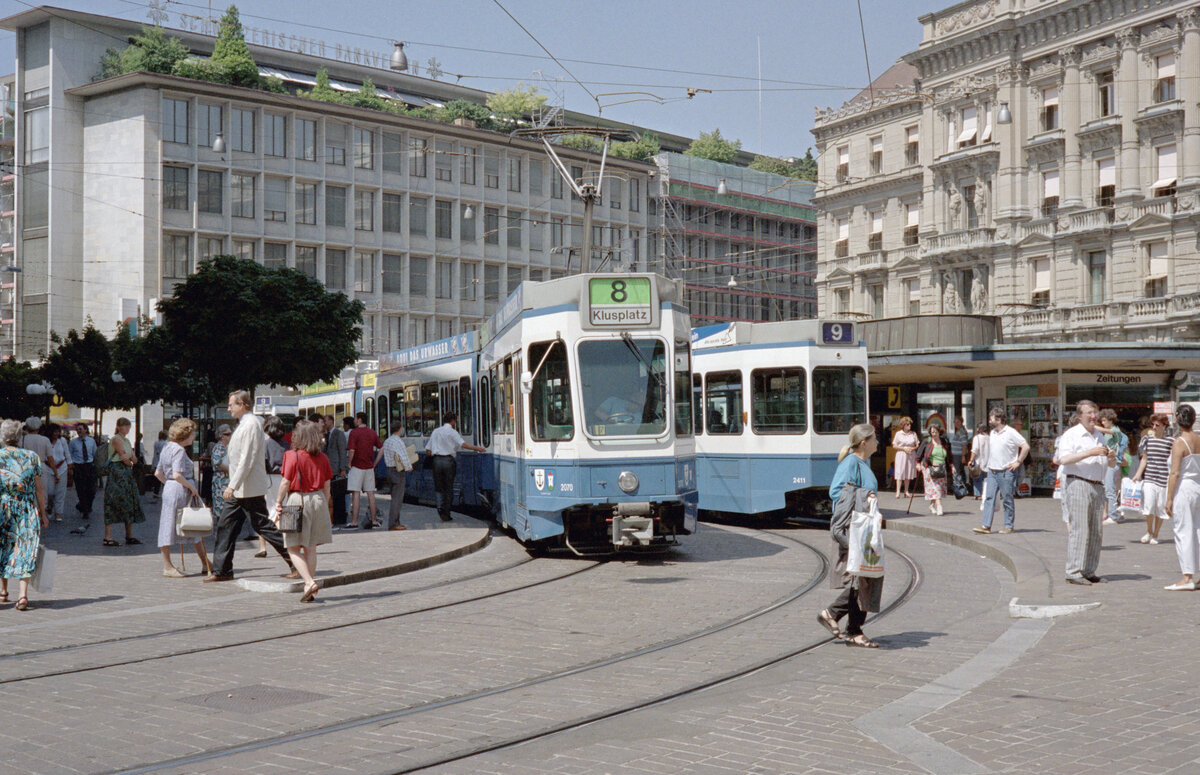 Zürich VBZ Tramlinie 8 (SWP/SIG/BBC-Be 4/6 2070, Bj. 1986 / Tramlinie 9 (SWS/SWP/BBC-Be 2/4 2411, Bj. 1986) Paradeplatz am 20. Juli 1990. - Scan eines Farbnegativs. Film: Kodak Gold 200-2 5096. Kamera: Minolta XG-1.