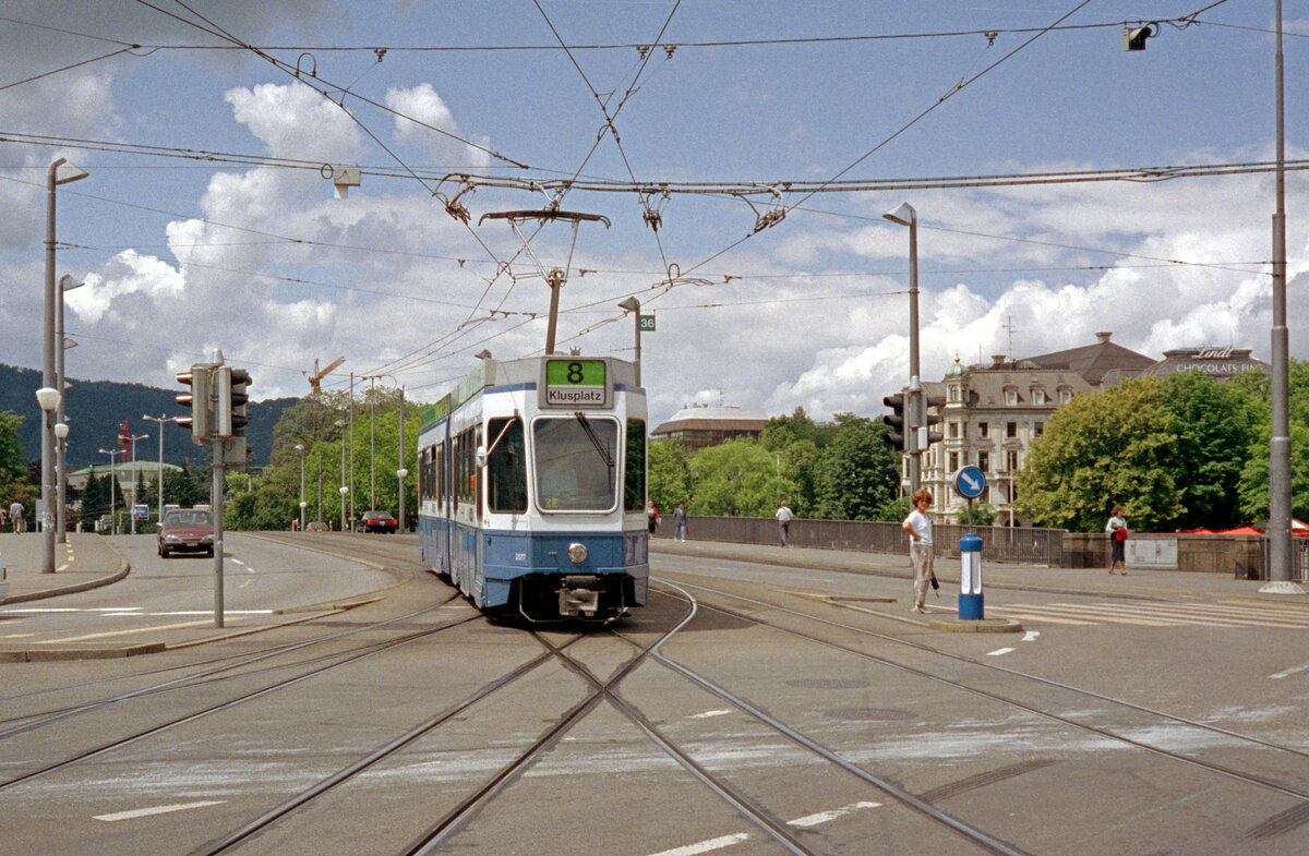 Zürich VBZ Tramlinie 8 (SWP/SIG/BBC-Be 4/6 2077, Bj. 1986) Quaibrücke / Utoquai / Bellevueplatz am 26. Juli 1993. - Scan eines Farbnegativs. Film: Kodak Gold 200-3. Kamera: Minolta XG-1. 