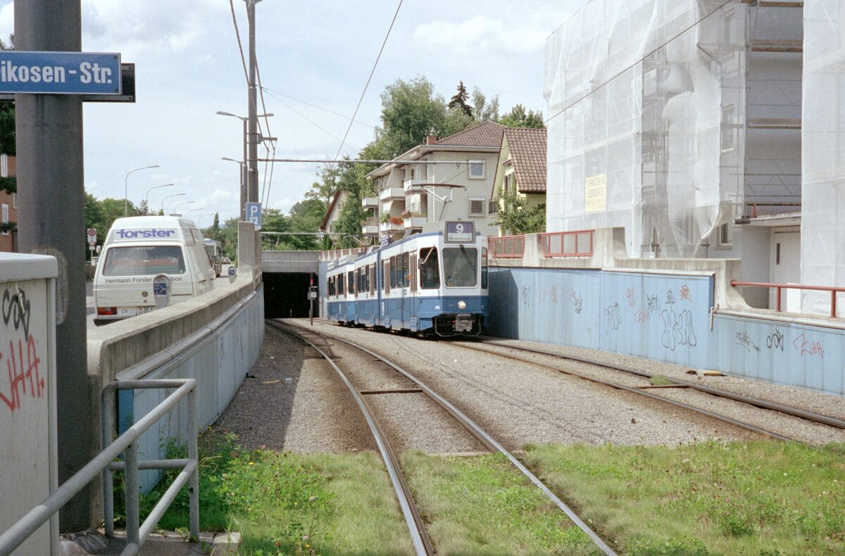 Zürich VBZ Tramlinie 9 (SWP/SIG/ABB-Be 4/6 2116, Bj. 1992) Schwamendingen, Saatlenstrasse / Aprikosenstrasse am 26. Juli 1993. - Die Pläne, eine U-Bahn in Zürich einzuführen, wurden mit Rücksicht auf die Umwelt und die Fahrgäste glücklicherweise aufgegeben. In Verbindung mit dem U-Bahnbau hatte die Stadt aber schon einen Tunnel mit drei Haltestellen als Mittelbahnsteigen zwischen Milchbuck und Schwamendingen anlegen lassen. Die Tramlinien 7 und 9, die den Tunnel benutzen, fahren deshalb im Linksverkehr. - Scan eines Farbnegativs. Film: Kodak Gold 200-3. Kamera: Minolta XG-1.