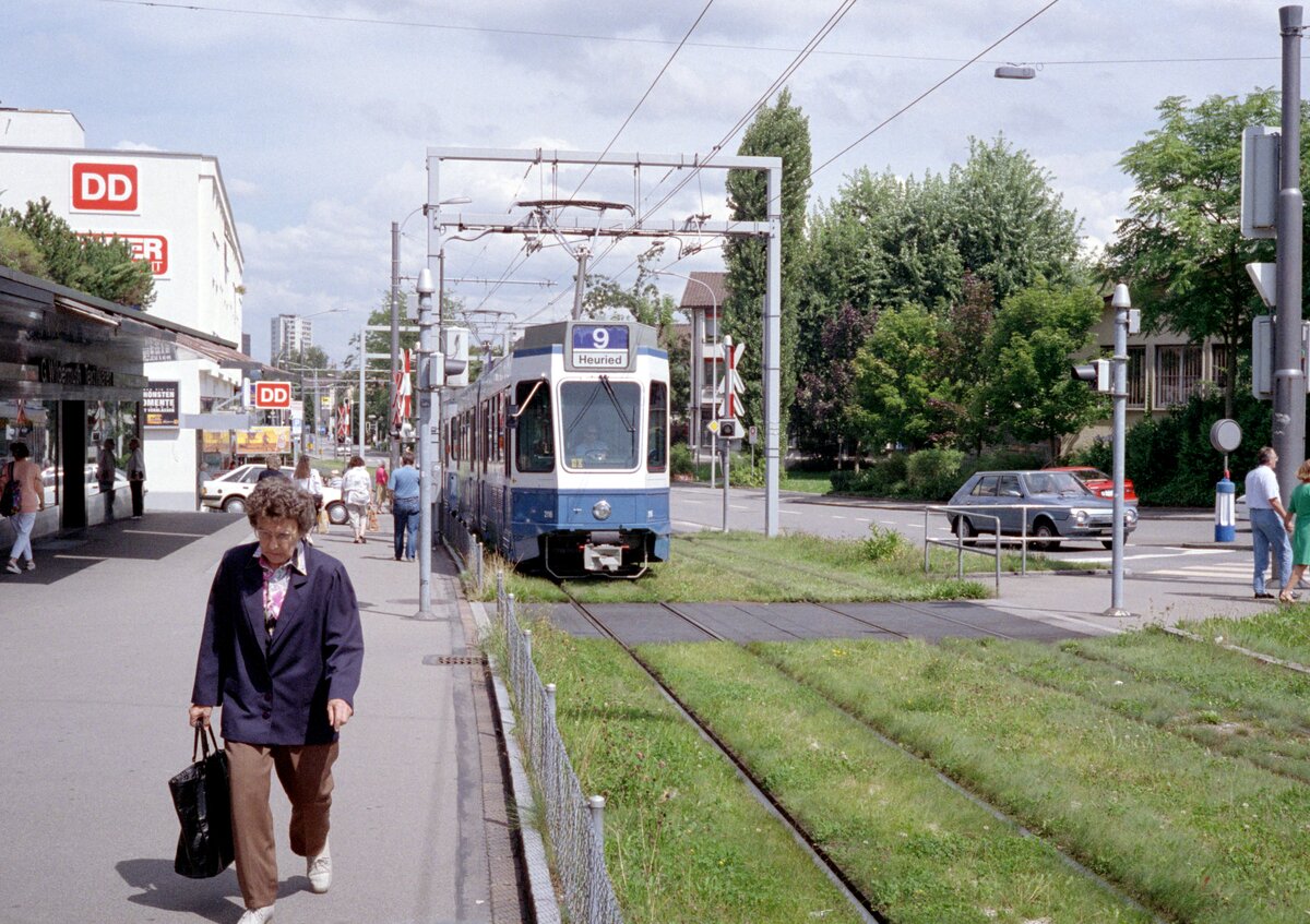 Zürich VBZ Tramlinie 9 (SWP/SIG/ABB-Be 4/6 2116, Bj. 1992) Schwamendingen am 26. Juli 1993. - Scan eines Farbnegativs. Film: Kodak Gold 200-3. Kamera: Minolta XG-1.