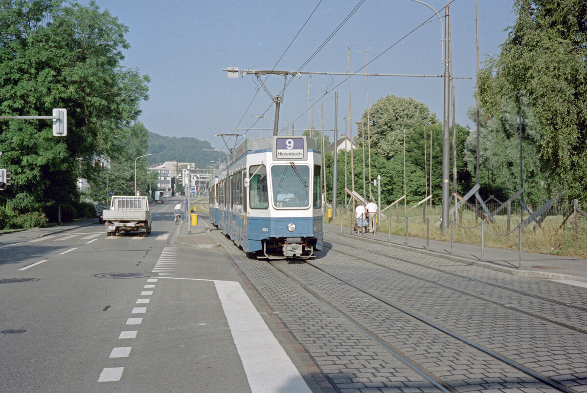 Zürich VBZ Tramlinie 9 (SWP/SIG/BBC-Be 4/6 2084, Bj. 1987) Winterthurerstrasse am 20. Juli 1990. - Scan eines Farbnegativs. Film: Kodak Gold 200-2 5096. Kamera: Minolta XG-1.