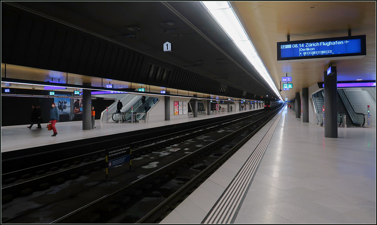 Zürichs unterirdische Bahnhöfe -

Bahnhof Löwenstraße 15,40 Meter unter der südlichen Bahnsteighalle des Züricher Hauptbahnhofes. Dieser Bahnhof wurde im Juni 2014 eröffnet und hat ebenso wie der auf der Nordseite liegende Tunnelbahnhof Museumstraße vier Gleise an zwei Mittelbahnsteigen von einer Länge von 420 Metern. Der Bahnhof Löwenstraße gehört zur neuen Durchmesserlinie Altessen - Zürich HB - Oerlikon. Neben zahlreicher S-Bahnzüge werden auch Fernverkehrszüge an diesen Bahnsteigen abgefertigt, für die dann der Züricher Hauptbahnhof zum Durchgangsbahnhof wird.

14.03.2019 (M)