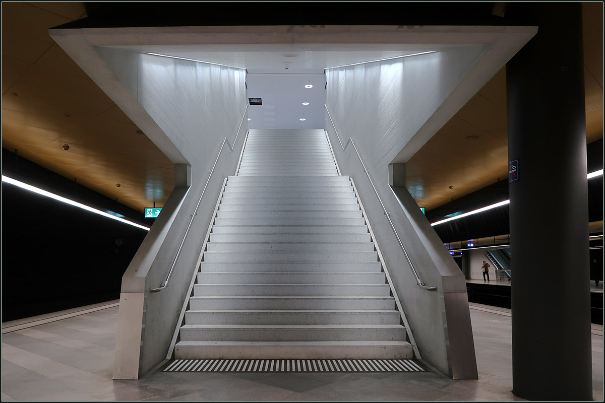 Zürichs unterirdische Bahnhöfe -

Die Treppenaufgänge in Sichtbeton sind auffälligstes gestalterisches Merkmal des Bahnhofes. Die Formen finden sich im Zwischengeschoss als auch auf den oberirdischen Bahnsteigen wieder.
Variante mit fester Treppe.

14.03.2020 (M) 