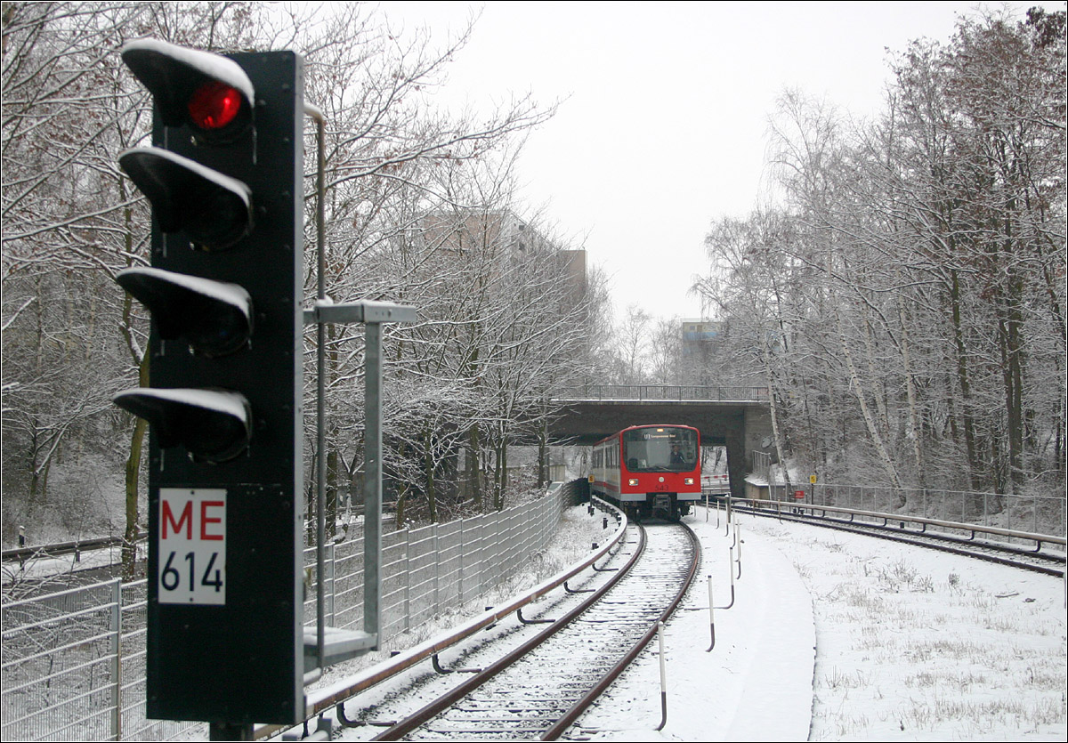 Zuerst im Außenbereich - 

1972 wurde Nürnbergs erste U-Bahnstrecke von der Bauernfeindstraße nach Langwasser-Süd eröffnet. Dieser Streckenabschnitt mit vier oberirdischen und drei unterirdischen Bahnhöfen, befindest sich im Außenbereich der Stadt. Dort war auch genügend Platz für einen Betriebshof vorhanden. Das Bild zeigt einen aus Richtung Innenstadt kommenden U-Bahnzug kurz vor der Haltestelle Messe. 

05.03.2006 (M)