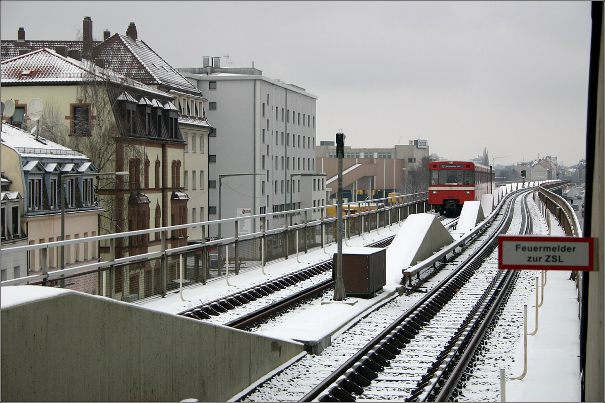 Zuerst die Straßenbahn, dann die U-Bahn - 

Schon vor Fertigstellung der ersten mit U-Bahnwagen befahrenen Strecke wurde 1970 auf der Strecke nach Fürth ein Hochbahnabschnitt mit zwei Bahnhöfen mit Straßenbahnen in Betrieb genommen. Diese Strecke wurde dann 1982 auf U-Bahnbetrieb umgestellt. 

04.03.2006 (M)