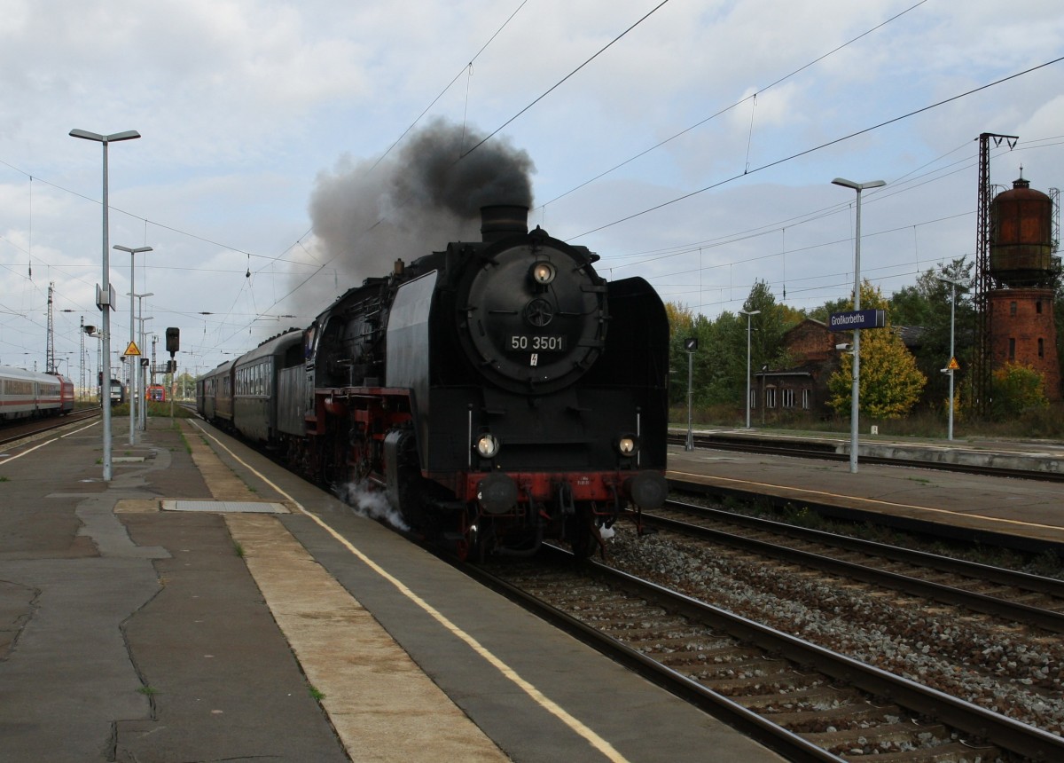 Zuflle gibt es immer wieder. Die BR 50 3501 durchfhrt mit Volldampf am 17.10.2013 mit einem Sonderzug den Bahnhof Grokorbetha, Richtung Naumburg/Saale.
Leider wei ich nicht, wo der Sonderzug her kam bzw. wo er hingefahren ist. Sogar ein IC von Stralsund kommend musste anhalten und den Dampfzug vorbei lassen.