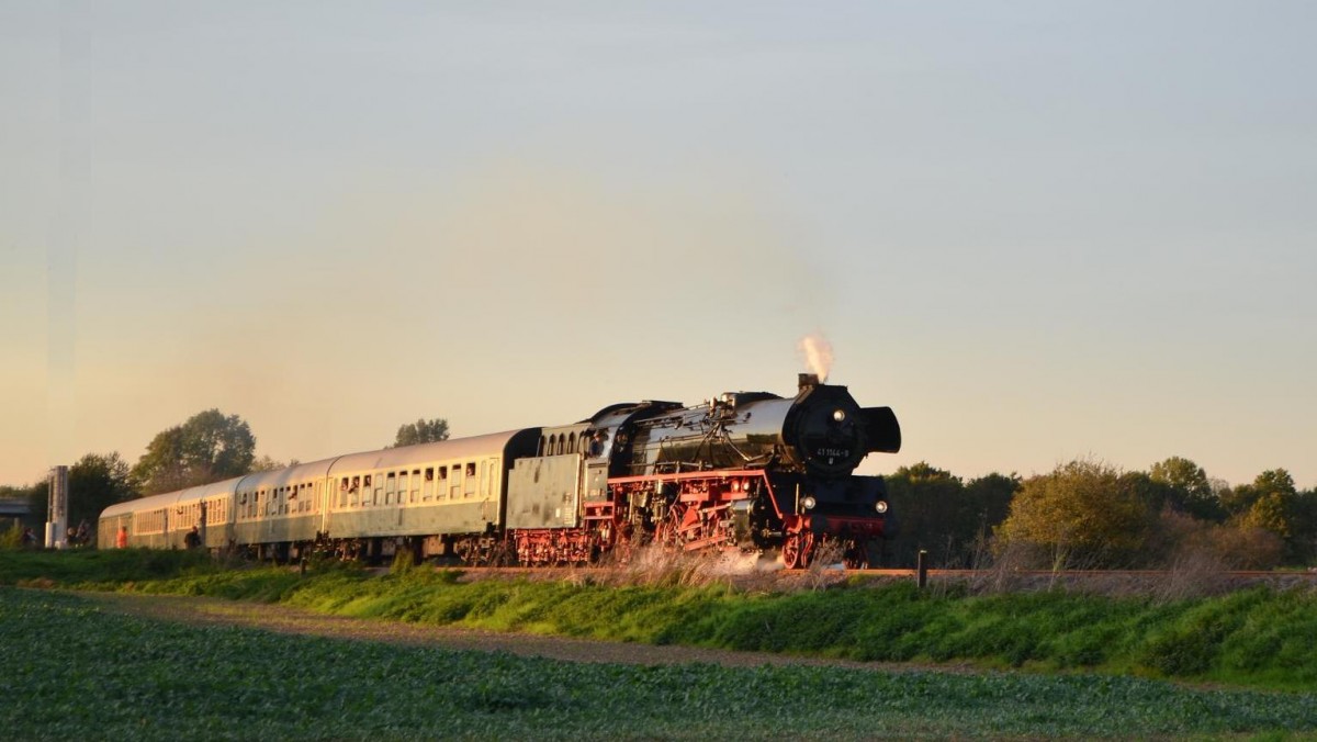 Zufällig 41 1144-9 mit dem Rotkäppchen-Expreß II auf der Rückfahrt von Freyburg Unstrut nach Altenburg erwischt bei Stößen am 18.10.2014 