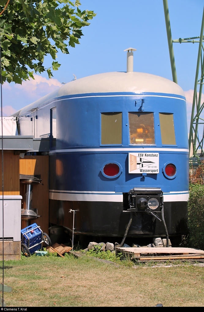 Zufällig entdeckt an der Hafenstraße in Konstanz:
Der nicht mehr betriebsfähige Schnelltriebwagen DR 137 851 (VT 06 106)  Bauart Köln  steht auf dem Gelände des Eisenbahner-Sportvereins Konstanz e.V..
[12.7.2018 | 15:15 Uhr]