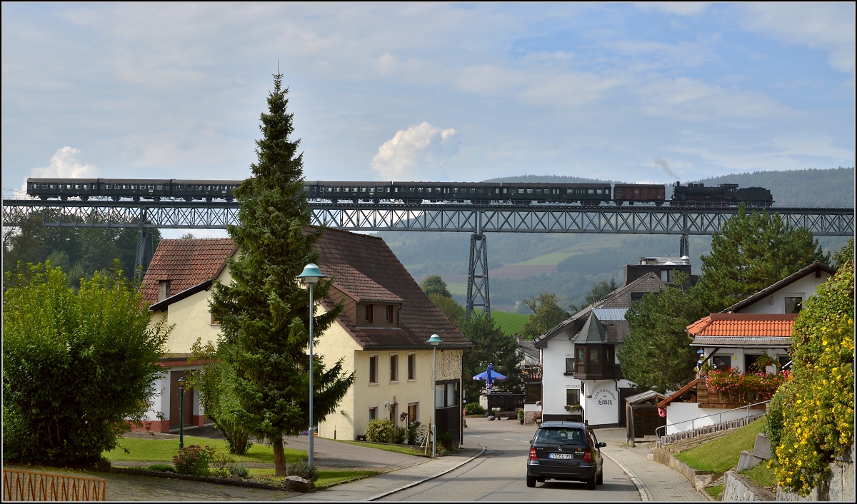 Zufällig über den Weg gelaufen. P8 mit Umbauwägen auf der Sauschwänzlesbahn in Epfenhofen. September 2014. 

Die Lok P8 Posen 2455 wurde 1919 von Linke-Hoffman in Breslau gefertigt. Schon nach wenigen Jahren wurde sie 1926 dann nach Rumänien verkauft, wo sie bis 1974 in Betrieb war. 2001 wurde sie in Rumänien aufgearbeitet. In den Jahren 2007-2009 war sie die Zugmaschine des Zuges der Erinnerung. 