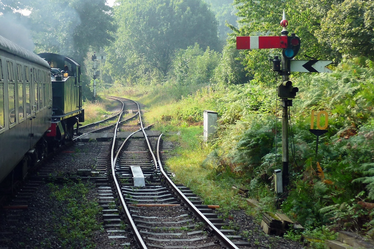Zufahrt der Dampflok No. 5541 der GWR 2-6-2T 4575 Class auf Middle Forge Junction der Dean Forest Railway, 14.9.2016 

In Middle Forge Junction treffen sich die Strecken aus Parkend (rechts) und der Norchard Low Level Station (links).