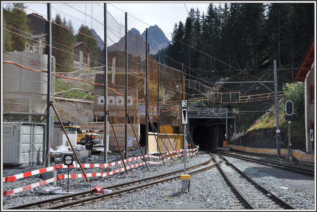 Zufahrt zum Baubahnhof Seite Spinas mit dem alten Tunnelportal von 1903 und links hinter dem Transformatorenhäuschen das neue Tunnelportal. (15.09.2015)