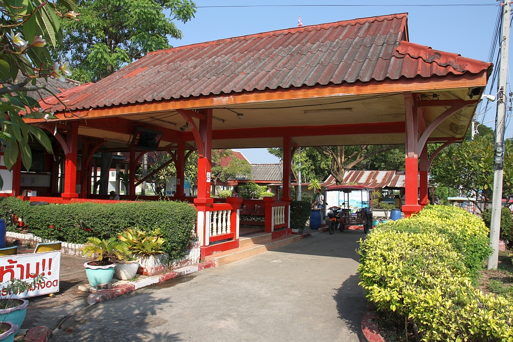 Zufahrt zur alten Prachuap Khiri Khan Station am 09.Dezember 2023. - Sobald die neue, gleich nördlich anschließende Station infolge des 2 gleisigen Ausbau der Southern Line in Betrieb geht wird dies Geschichte sein.