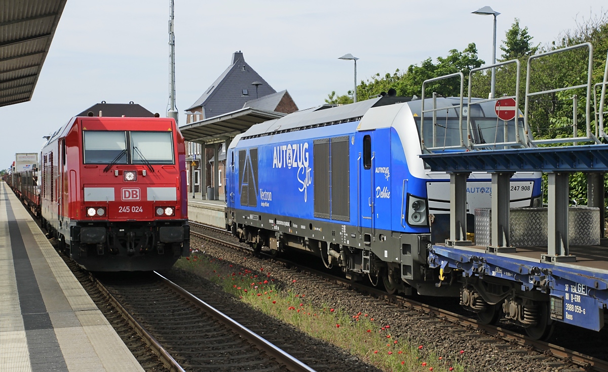 Zufallstreffer: Am 18.06.2020 begegnen sich ein DB-Autoshuttle nach Niebüll mit der 245 024 und 247 908 mit dem Autozug Sylt im Bahnhof Keitum