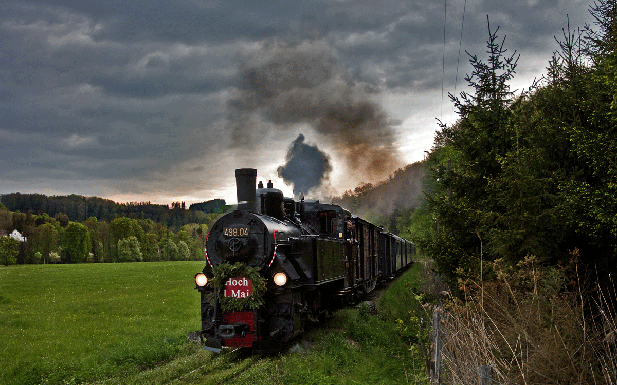 Zufrieden nach einigen 1.Maifeierfahrten an der Steyrtal-Bahn mit der Schmalspurdampflokomotive 498.04 dampfen der Lokführer und sein Heizer bei einem aufziehenden Gewitter mit dem Leerzug nach Hause ins heimische Grünburg.Bild 1.Mai 2017 Grünburg