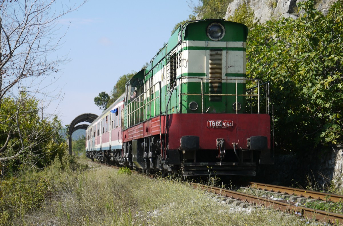 Zug 09, gezogen von T669.1054, hat auf dem letzten Abschnitt seiner Fahrt nach Librazhd östlich von Elbasan einen Geröllschutz durchfahren (6.9.14).