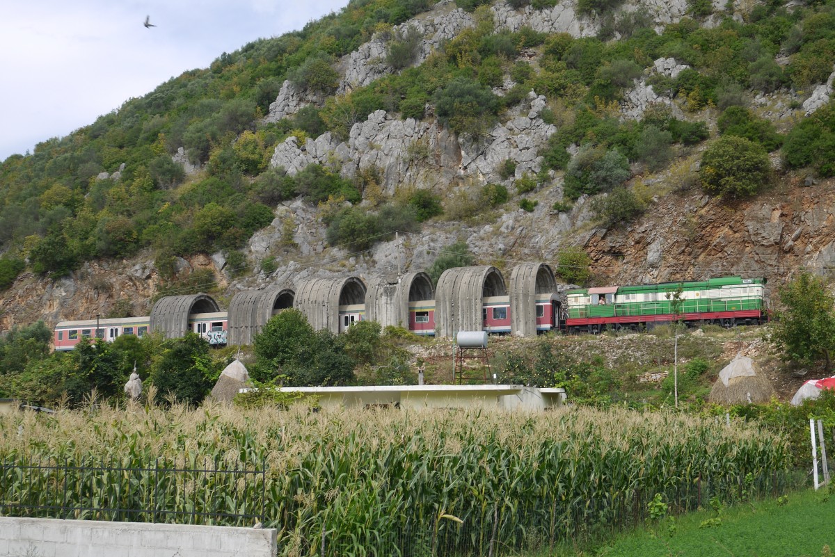 Zug 09 mit T669.1054, diesmal am 7.9.14 wieder in dem Halb-Tunnel östlich von Elbasan. Diesmal von der parallel führenden Straße aus aufgenommen.