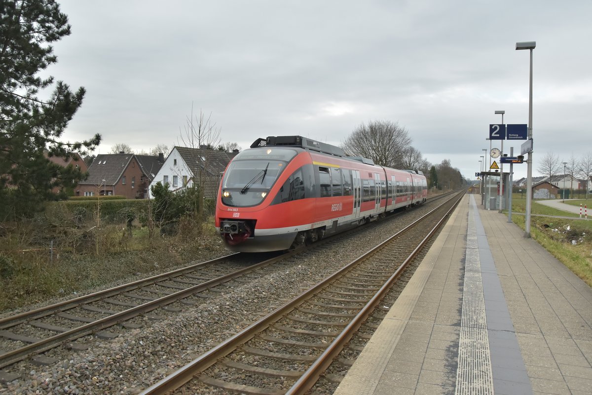 Zug 11808/alias RB38 nach Neuss Hbf bei der Einfahrt in Kapellen/Erft. 
Der 644 563 erbringt am Sonntag den 26.2.2017 diese Leistung.
