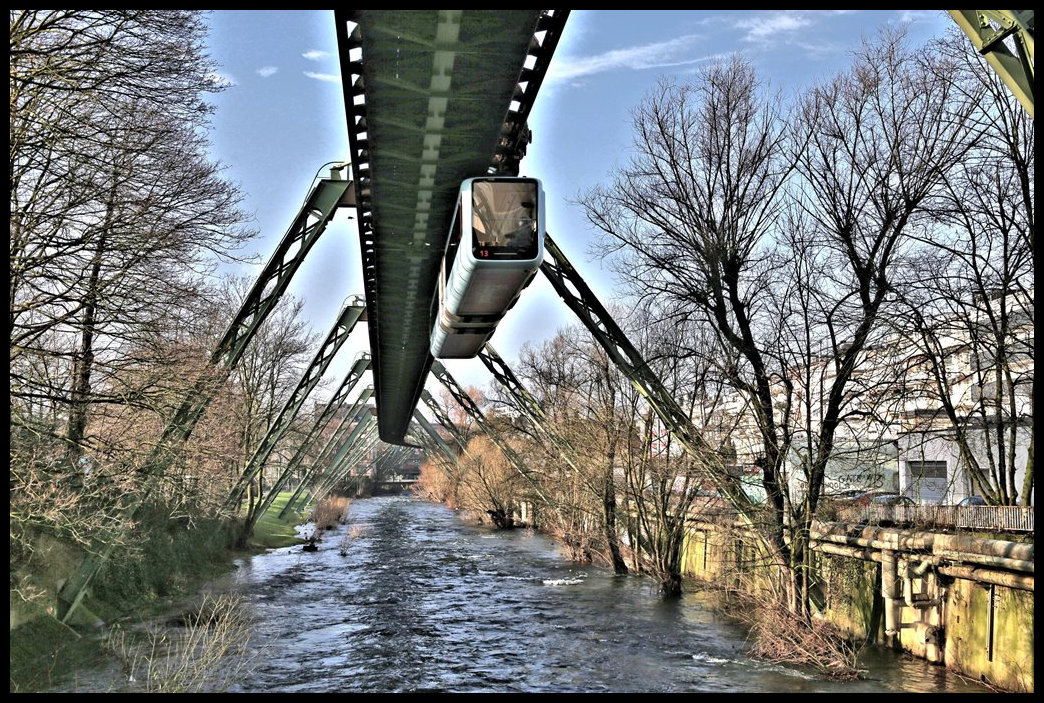 Zug 13 der Wuppertaler Schwebebahn hat hier am 10.1.2022 gerade den Wendebahnhof Oberbarmen verlassen und folgt nun dem Streckenverlauf über die Wupper in Richtung Vohwinkel.