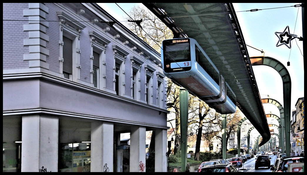 Zug 13 der Wuppertaler Schwebebahn ist hier am 10.1.2022 in Wuppertal Vohwinkel über der Vohwinkler Straße in Richtung Wendebahnhof Vohwinkel unterwegs.