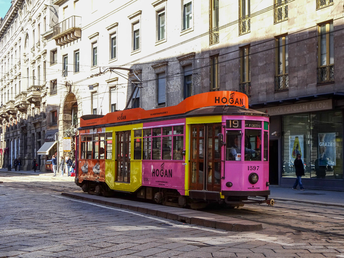 Zug 1597 der Straßenbahn Mailand mit Linie 19 nach Piazza Castelli an der Haltestelle Duomo, 16.03.2018.