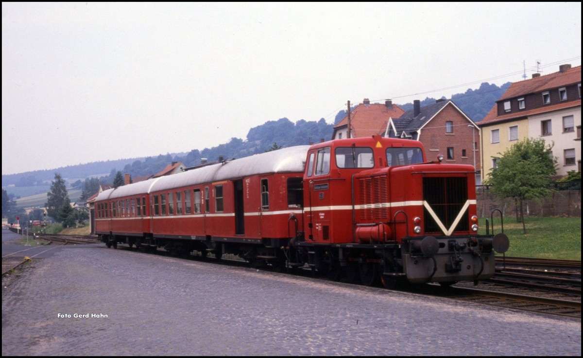 Zug 223 der Gelnhäuser Kreisbahn erreicht am 23.5.1990 um 13.14 Uhr den Zielbahnhof Bad Orb.