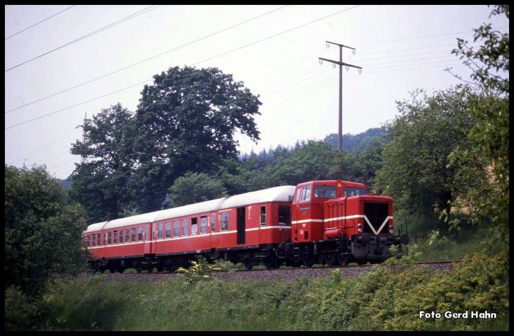 Zug 224 nach Bad Orb im Jahr 1990 mit Zuglok VL 13 der Gelnhäuser Kreisbahn kurz vor Erreichen der Kurstadt.