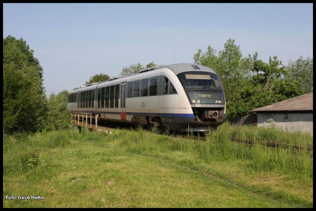 Zug 2512 in Form eines Desiro fährt aus Sibiu kommend am 20.5.2015 auf dem Weg nach Fagaras in den Haltepunkt Carta ein.