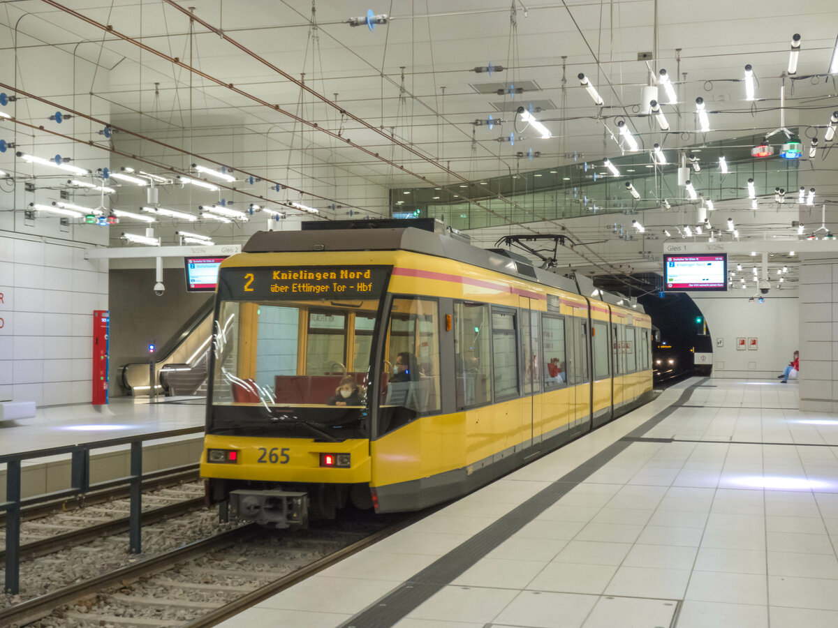 Zug 265 der Karlsruher Straßenbahn mit der Linie 2 nach Knielingen Nord in der neu eröffneten, unterirdischen Station Durlacher Tor, 03.01.2021.
