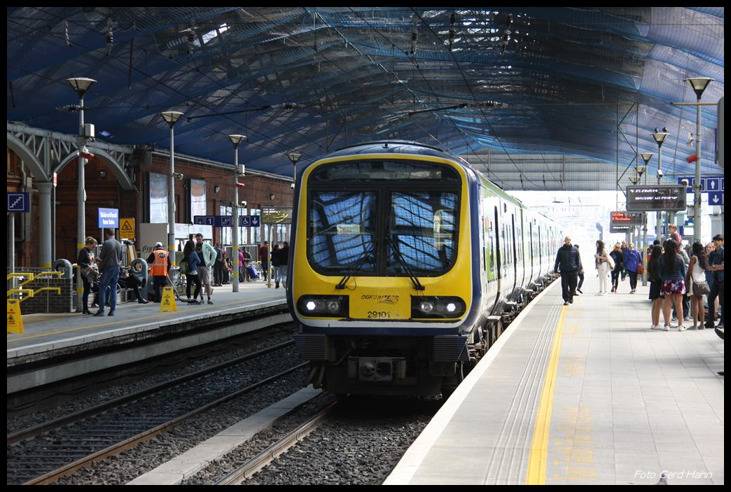Zug 29101 steht hier abfahrbereit im Bahnhof Pears Station in Dublin am 8.4.2017.