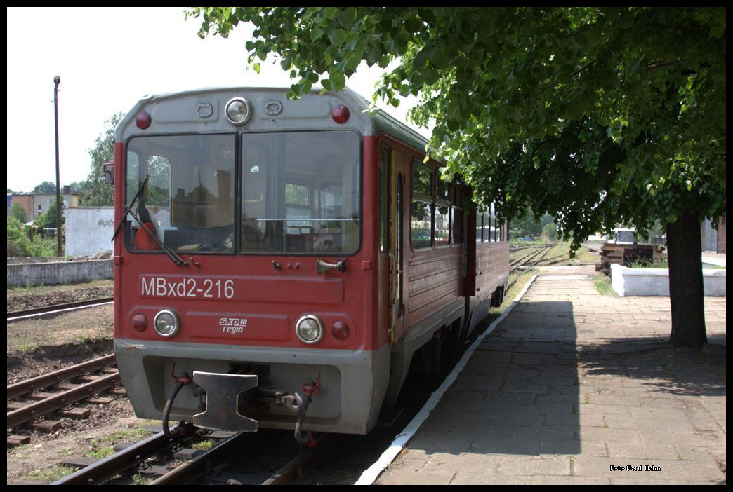 Zug 311717 ist am 20.5.2016 um 13.19 Uhr aus Kowalew am Bahnsteig in Pleszew Miasto angekommen.