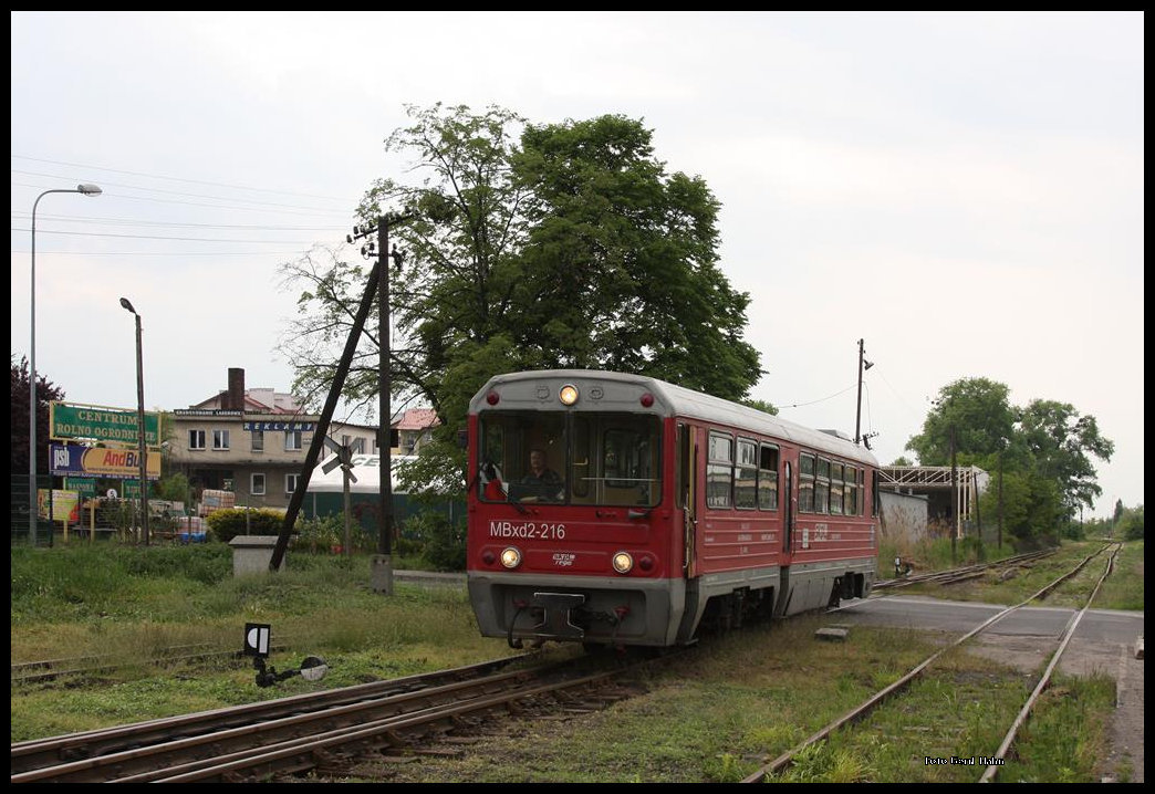 Zug 311721 fährt auf dem Dreischienengleis am 20.5.2016 um 15.26 Uhr aus Kowalew kommend in Pleszew Miasto ein.