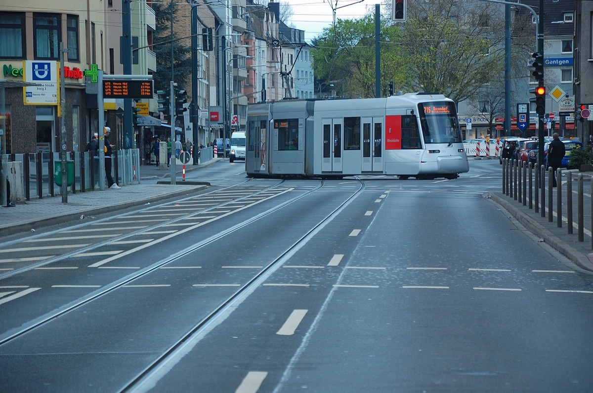 Zug 3373 ist hier beim Abbiegen von der Reisholzer Straße in den Kuthsweg zu sehen am Freitag den 21. März 2014. Er ist auf der Linie 715 nach Derendorf Grichernplatz unterwegs.