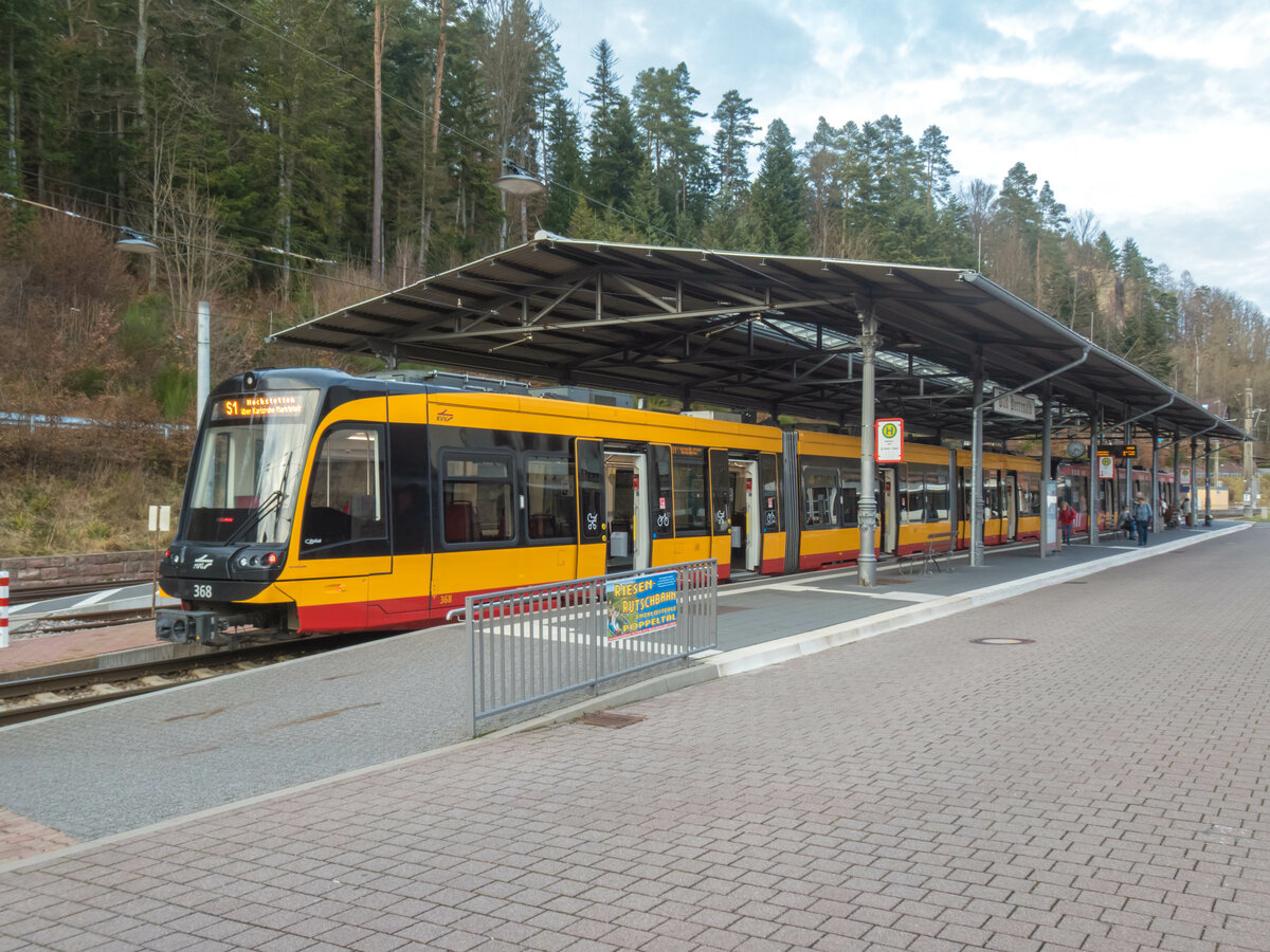 Zug 368 der Karlsruher Stadtbahn mit der Linie S1 nach Hochstetten in Bad Herrenalb, 03.01.2021.