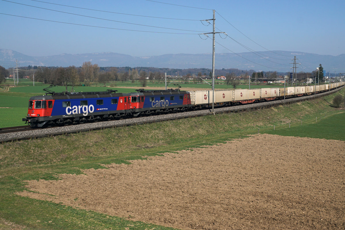 Zug 41517 mit Doppeltraktion Re 620  bestehend aus den beiden blauen Re 620013 „RAPPERSWIL“ und Re 620034 „AARBURG-OFTRINGEN  bei Bollodingen am 24. März 2019.
Foto: Walter Ruetsch