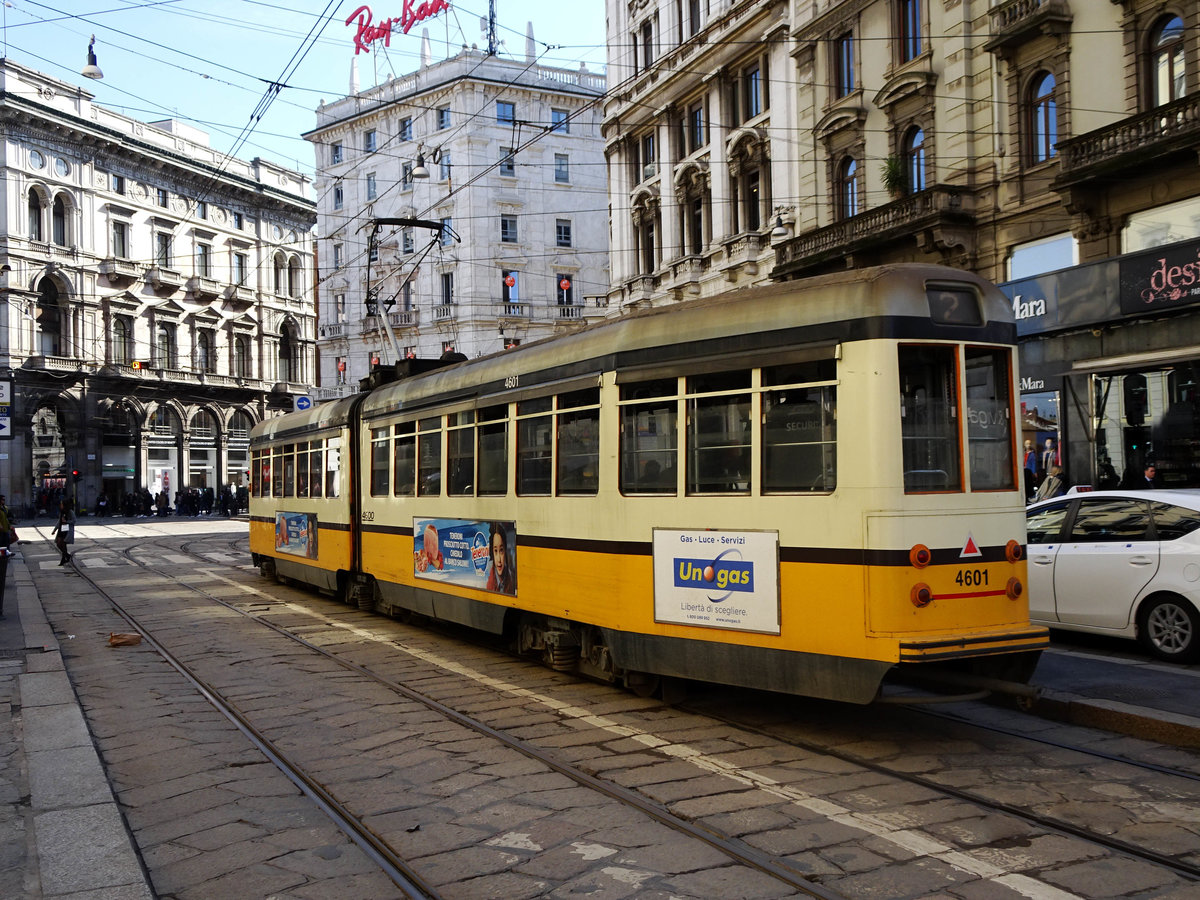 Zug 4601 der Straßenbahn Mailand mit Linie 2 nach Piazzale Negrelli an der Haltestelle Duomo, 16.03.2018.
