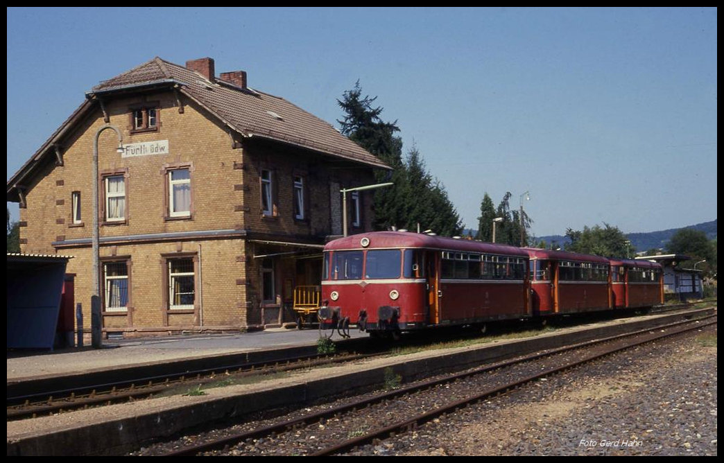 Zug 5028 mit Schienenbus 798569 und den VB 998305 und 998912 ist hier am 16.08.1989 im Endbahnhof Fürth im Odenwald angekommen.