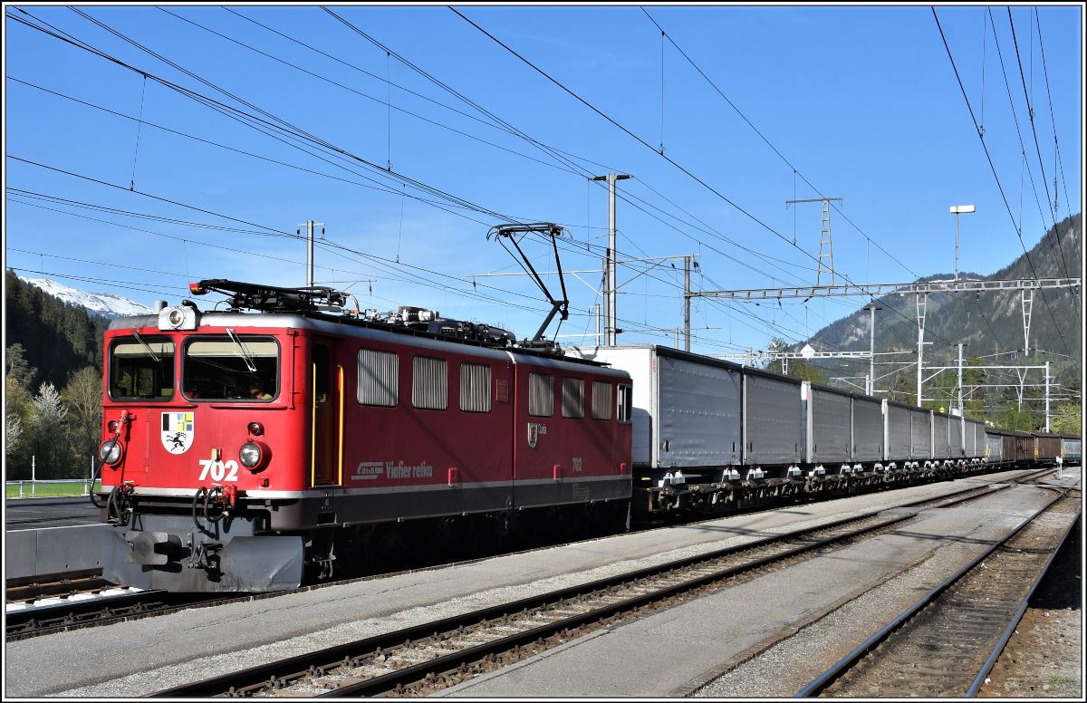 Zug 5757 mit der Ge 6/6 II 702  Curia  bringt Leerwagen für Valser Wasser nach Ilanz.(24.04.2018)