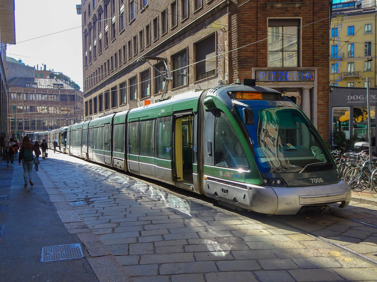 Zug 7006 der Straßenbahn Mailand mit Linie 15 nach Rozzano an der Haltestelle Duomo, 16.03.2018.