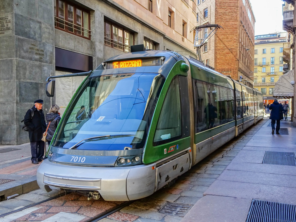 Zug 7010 der Straßenbahn Mailand mit Linie 15 nach Rozzano an der Haltestelle Duomo, 16.03.2018.