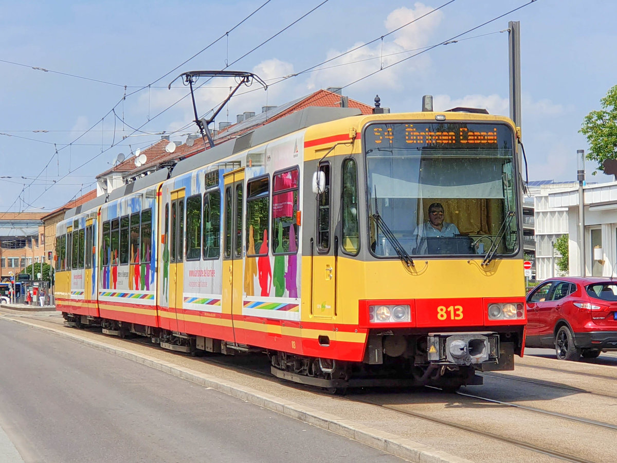 Zug 813 der AVG als S4 nach Öhringen Cappel kurz vor dem Heilbronner Rathaus, 25.05.2019.